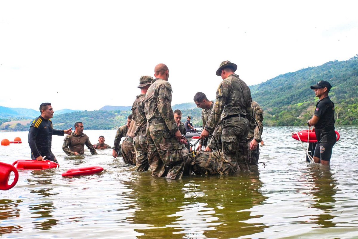 EjercitoPeru's tweet photo. #TARAPOTO | En la Escuela de Selva del Ejército se desarrolló el segundo día de “Vanguardia 2026” con efectivos de Perú, Argentina, Chile y EE. UU., quienes entrenaron técnicas de natación y supervivencia acuática para estandarizar procedimientos e intercambiar experiencias. #NDP https://t.co/6od79tdu2q