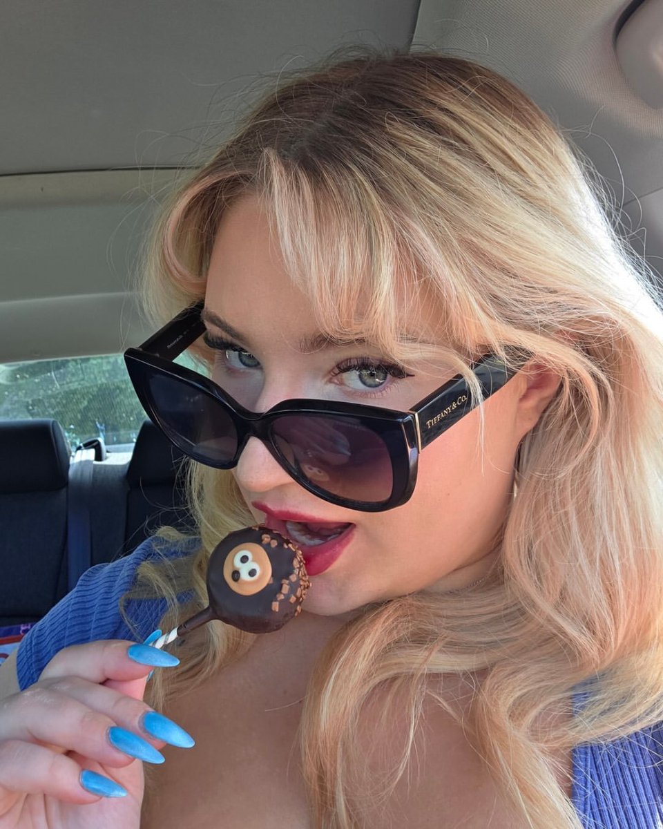 heatherfeedee's tweet photo. 250+ lbs and on a mission to 500 😏🍰 Looking for someone who can handle the journey — not just a random admirer. I want a lover, hype-person, and certified BBW enthusiast cheering me on while I keep getting bigger 🥰💋 You think you can keep up? 👀 https://t.co/NnoFS8cBb5