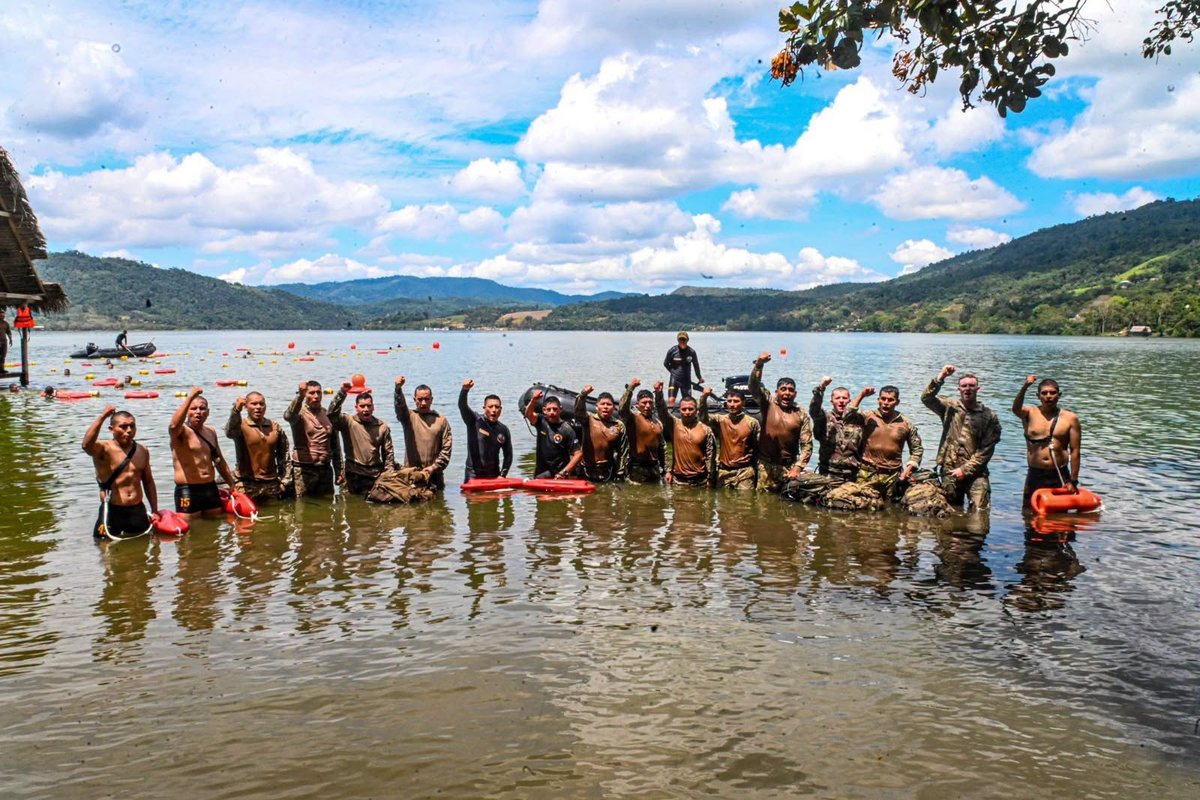 EjercitoPeru's tweet photo. #TARAPOTO | En la Escuela de Selva del Ejército se desarrolló el segundo día de “Vanguardia 2026” con efectivos de Perú, Argentina, Chile y EE. UU., quienes entrenaron técnicas de natación y supervivencia acuática para estandarizar procedimientos e intercambiar experiencias. #NDP https://t.co/6od79tdu2q