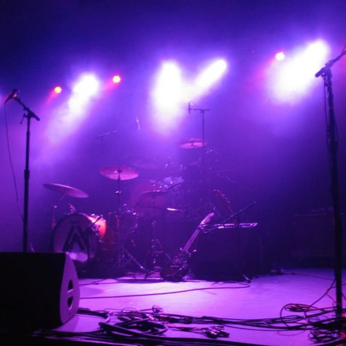 noodlesmoons's tweet photo. CHLOE AND THE PHAMTOMS – Au #glassheart 

Chloe Charming perde seu amor pela musica após o  falecimento de sua mãe, porém um show de talentos e uma aparição anormal mudam sua vida.

Ou

Red Hearts finalmente consegue sua escapatória da escuridão graças a uma menina de azul. https://t.co/bTYl9bAO1g