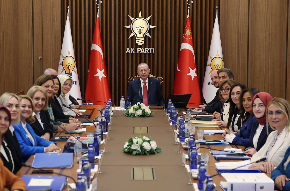 tugbaisikercan's tweet photo. 📍AK Parti Genel Merkez

Genel Başkanımız ve Cumhurbaşkanımız Sayın @RTErdogan’ın liderliğinde, kadın belediye başkanlarımızla Genel Merkezimizde bir araya geldik.

Şehirlerimiz için gece gündüz demeden çalışan tüm kadın belediye başkanlarımıza kolaylıklar diliyor, bizlere güvenini hiçbir zaman esirgemeyen Sayın Cumhurbaşkanımıza şükranlarımı arz ediyorum.