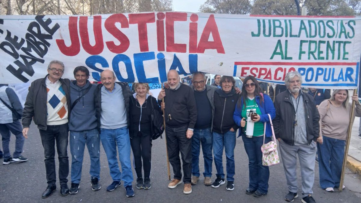 FGSanMiguel's tweet photo. Otro miercoles junto a 
jubilados y sectores de discapacidad frente al Congreso Nacional 
@espopularok https://t.co/88Evv5Clj4