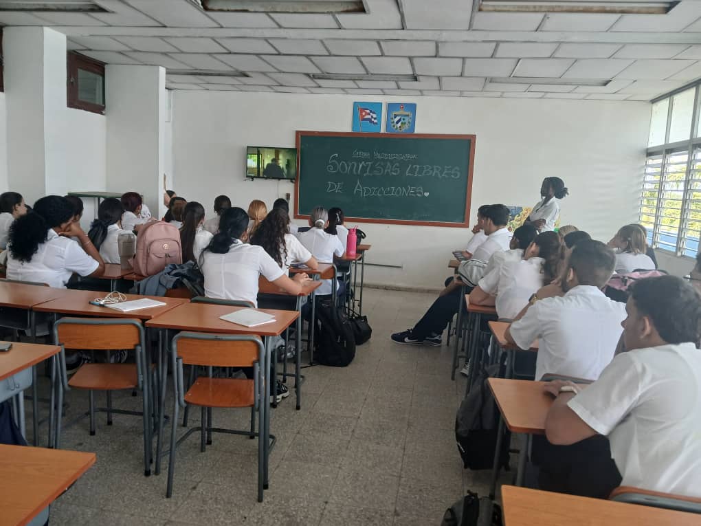 UCM_Cmw's tweet photo. Se realiza con los estudiantes de 1er año de la Facultad de Estomatología una emotiva actividad con la Cátedra Antidroga: Sonríe con Salud, acompañados por los estudiantes de 3er año.

#UCMCamagüey #PorCamagüeyTodo #ContraLasDrogasSeGana #CubaPorLaVida #CubaPorLaSalud https://t.co/BXJCu0ggj4