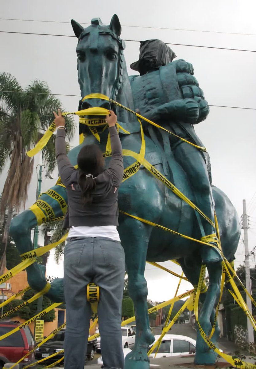 DiariodeMorelos's tweet photo. Retirar estatua de Cortés, un acto de reivindicación indígena: Movimiento por la Paz

El Movimiento por la Paz señaló que el retiro de la estatua ecuestre de Hernán Cortés del espacio público de Cuernavaca, en 2011, fue una acción para reivindicar a los pueblos originarios y cuestionar el genocidio cometido durante la conquista.

La protesta ocurrió el 12 de octubre, en el marco de los 500 años de resistencia indígena y negritud. La estatua fue cubierta con bolsas negras y cinta amarilla con la leyenda “precaución”.

Actualmente, en su lugar se encuentra una estatua de Cuauhtémoc, último huey tlatoani mexica, a quien los conquistadores españoles, bajo las órdenes de Cortés, le quemaron los pies para exigirle revelar dónde estaba el tesoro mexica.

📷 Diario de Morelos
📷 Juan Francisco García Reynoso.