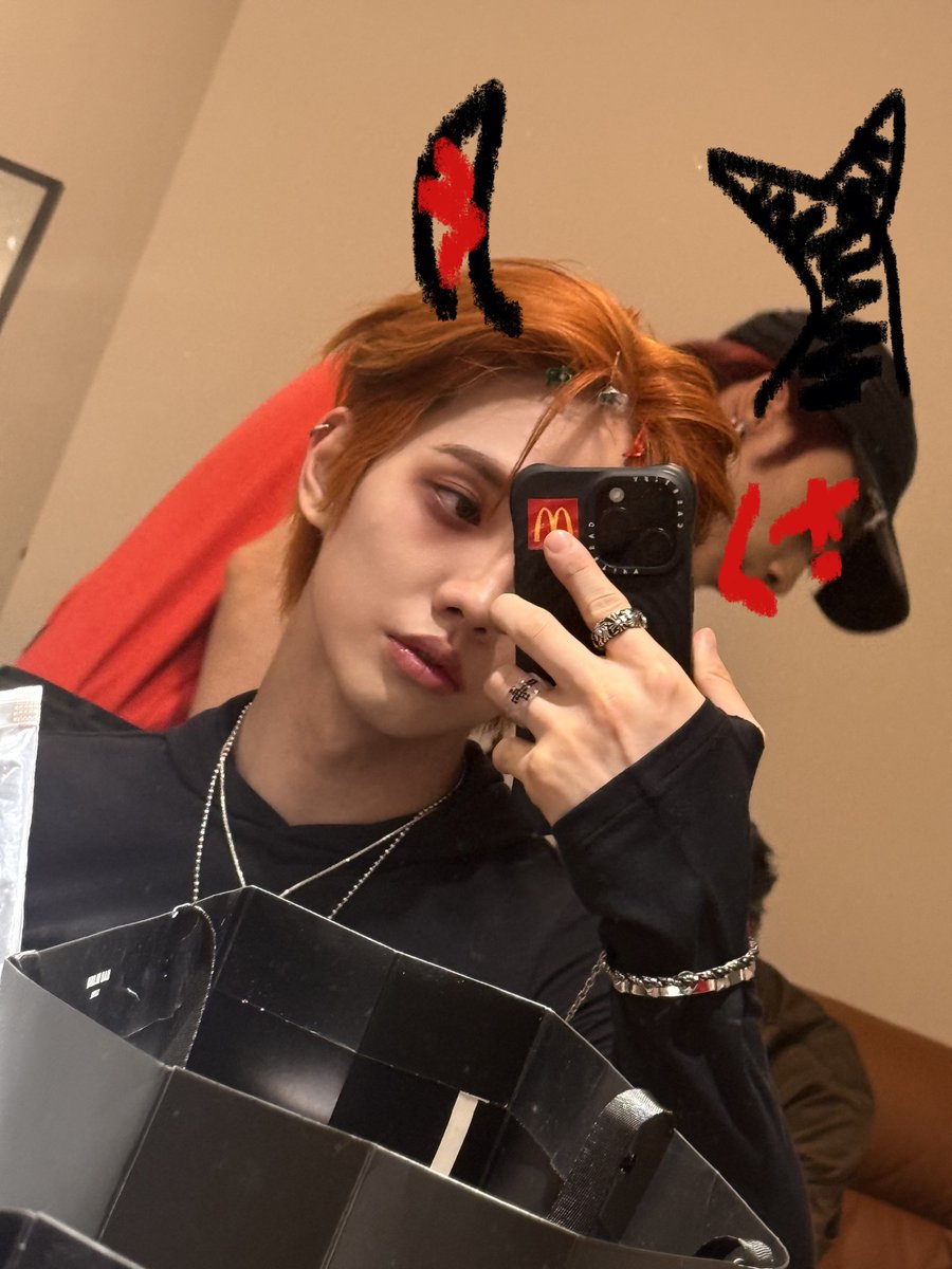 pianogem's tweet photo. [260910] 🫧🐰

- how was it?

- the fanchant was good ㅋ

- [📸 pics]
- here's the original for the profile picture
- I did a little doodle ㅋ

- seems like the mic is a bit broken, it keeps bending
- it moved away from my mouth, so my voice wasn’t picked up well
- that's such a shame
- so towards the end, I just held the mic and sang ㅠ
- thanks so much for coming today, you worked hard. eat some delicious food and rest well
