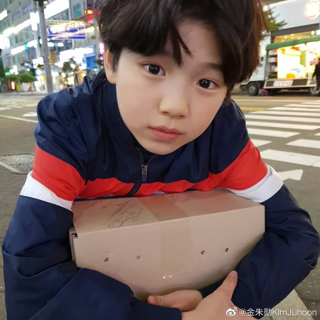 jun85C's tweet photo. 누나 많이 무거워요? 제가 들어드릴게요 https://t.co/1gpKOKy73s