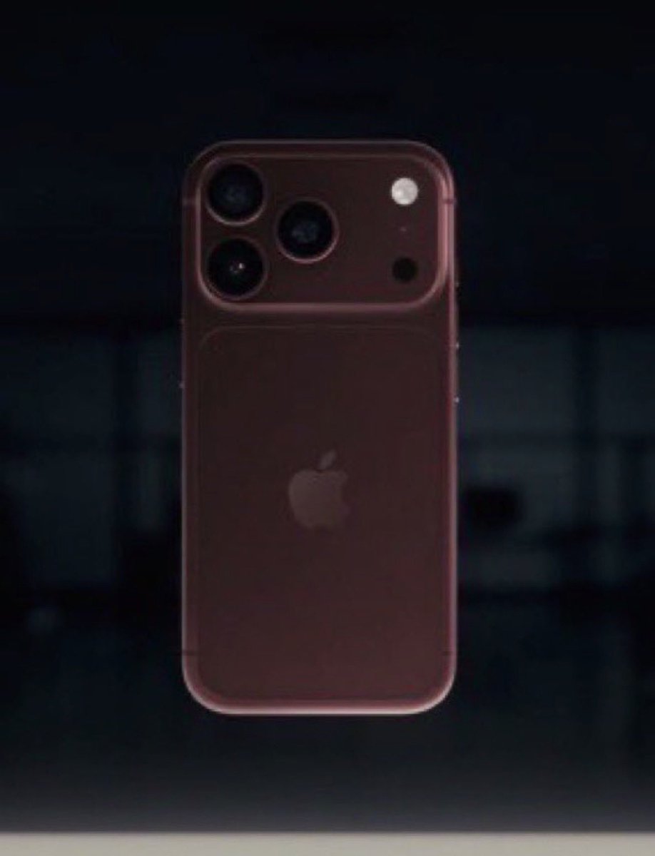 Reychopa's tweet photo. 🚨URGENTE: Reynal NÃO vai comprar o novo iPhone 18.

"prefiro os 16” diz Reynal. https://t.co/kvbfhtB8vr