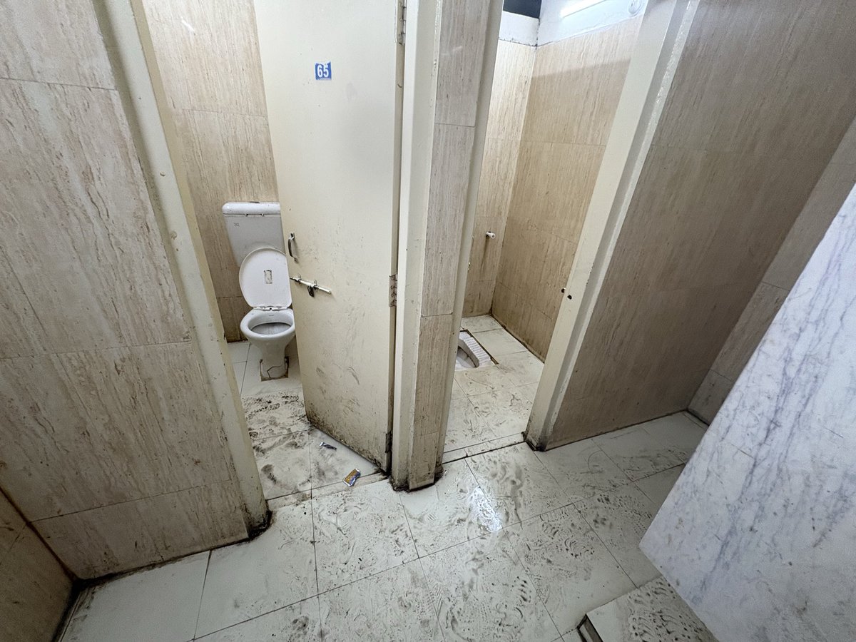 Sparsh_856's tweet photo. These are the toilets that we get in a world class airport level build under PPP at RANI KAMLAPATI railway station. @RailMinIndia @BhopalDivision @RKMPrailwaystn @RKMPstation @BansalGroup_   @AshwiniVaishnaw @Central_Railway @narendramodi @narendramodi_in @RailwaySeva @AmitShah https://t.co/kb7pmxpzmj