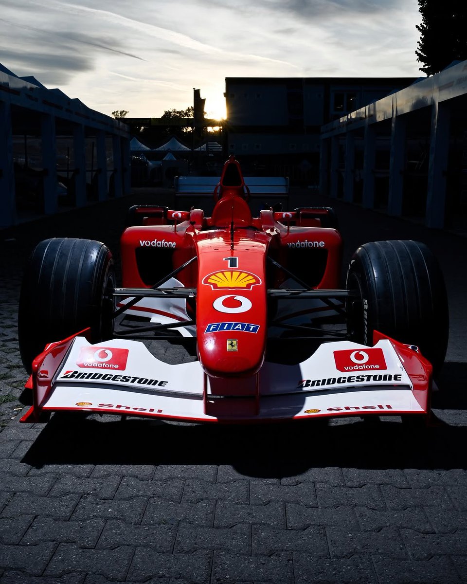 Almatifosa's tweet photo. Post de Sebastian Vettel en Instagram:

"La vuelta por mi amigo Michael fue impulsada por combustible sostenible"

La F2002 de Ferrari que condujo Vettel en Monza funcionó con un Advanced Sustainable Fuel desarrollado específicamente por Shell.

Es decir:

📍 Cumple al 100 % con los requisitos de sostenibilidad de la FIA.

📍 Sus componentes proceden de fuentes sostenibles, como biomasa no alimentaria, residuos municipales y carbono capturado.

📍No contiene carbono fósil nuevo.

📍Es un combustible drop-in, por lo que puede utilizarse en motores de combustión existentes sin necesidad de rediseñarlos.