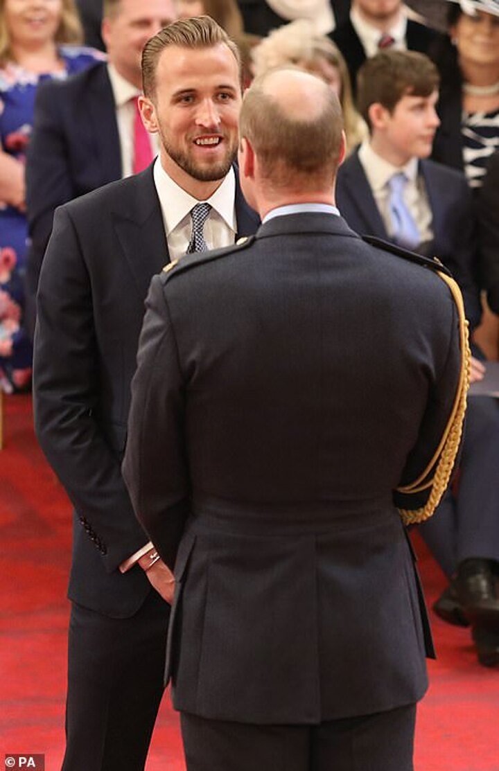 hezamedia's tweet photo. Igikomangoma William, Prince of Wales, yatangije gahunda igamije gukoresha siporo mu gufasha gukumira kwiyahura. Iyi gahunda ishyigikiwe n’ibyamamare muri siporo birimo Harry Kane, Kelly Holmes na Alan Shearer.

#foryou #news #media #politics #hezamedia

✍️ Queen irakoze https://t.co/DlD7opzuAk