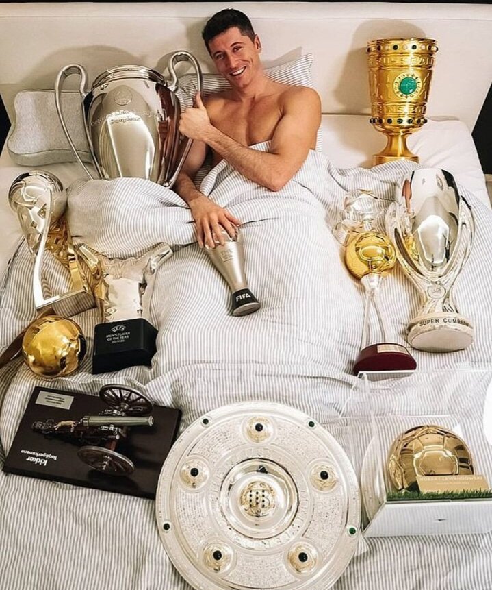 TMfutbal's tweet photo. De Paul was really flexing his trophies on Robert Lewandowski. 😂🤦 https://t.co/yOSLdgQ2VZ