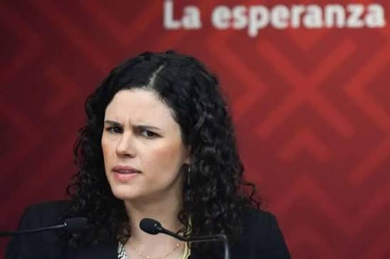 CarlosTorresF_'s tweet photo. 🚨 Mandan al basurero el programa de Luisa Alcalde "derecho de réplica".

La funcionaria venida a menos @LuisaAlcalde habría cerrado las transmisiones de su programa en Palacio Nacional "Derecho de Réplica" luego del fracaso total del proyecto el cual era utilizado para denostar críticos del régimen y hacer listas de cacería contra periodistas, influencers y ciudadanos que han señalado los excesos de Morena y sus integrantes.

De acuerdo al Bajo Reserva de @El_Universal_Mx, la decisión habría sido tomada directamente por la presidente @Claudiashein luego del fracaso de audiencia.