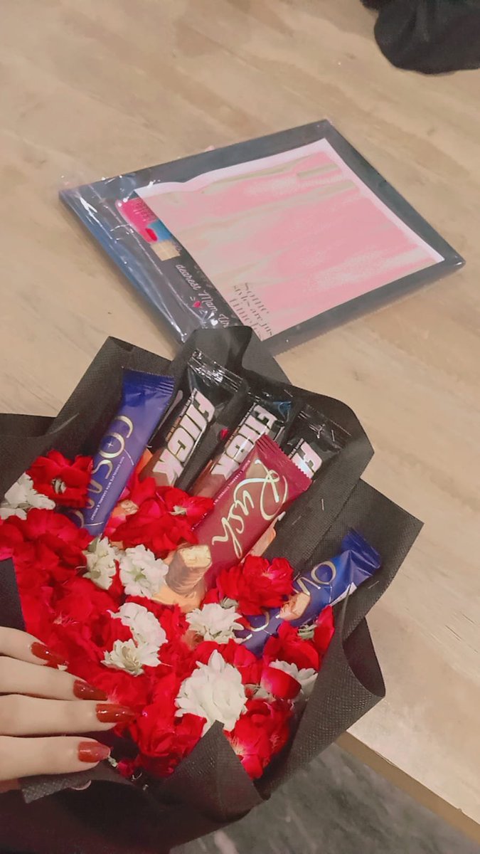 Urwii_02's tweet photo. The sweetest double surprise by my students, whenever life feels low, they remind me that you're the most loved person on this planet!!😭😭♥️♥️♥️
#Blessed
#UOS https://t.co/jJaDweqpOJ