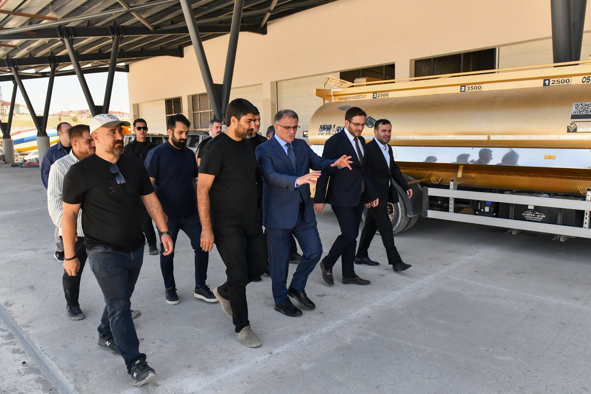 tcvanvaliligi's tweet photo. Modern Sebze Hali Hızla Tamamlanıyor

Valimiz Sn. Ozan Balcı, Erciş yolu üzerinde yapımı devam eden yeni sebze hali inşaatında incelemelerde bulunarak yetkililerden bilgi aldı.

102 dükkandan oluşacak sebze hali en kısa sürede tamamlanarak hizmete girecek. İlimize değer katacak modern sebze hali esnafımıza daha rahat, konforlu bir alanda hizmet sunma imkanı sağlarken, tarım, hayvancılık ve meyvecilik faaliyetleri ile uğraşan vatandaşlarımıza da katkı sağlayacak.

@valiozanbalci75