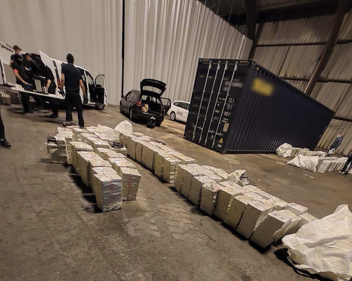 Amiel_David_'s tweet photo. Quelques semaines après ma visite au port de Dunkerque, nouvelle saisie : 3,9 tonnes de cocaïne interceptées par la @douane_france, dissimulées dans un conteneur en provenance du Ghana et destiné au port d'Anvers. Une valeur marchande de 225 millions d'euros. Les efforts engagés continuent de payer.

Je salue le travail remarquable et le professionnalisme de la brigade des douaniers du port de Dunkerque, mobilisés face au fléau du trafic. Cette saisie, l'une des plus importantes de l'année, illustre leur engagement sans faille. L'enquête est désormais confiée à l'OFAST, sous l'autorité du PNACO.

Fermer toutes les portes et toutes les fenêtres aux trafiquants : c'est ce que nous faisons, port par port, dans le cadre du plan douane 2030 que je porte. Les trafiquants ne relâchent pas leurs efforts. Nous non plus.