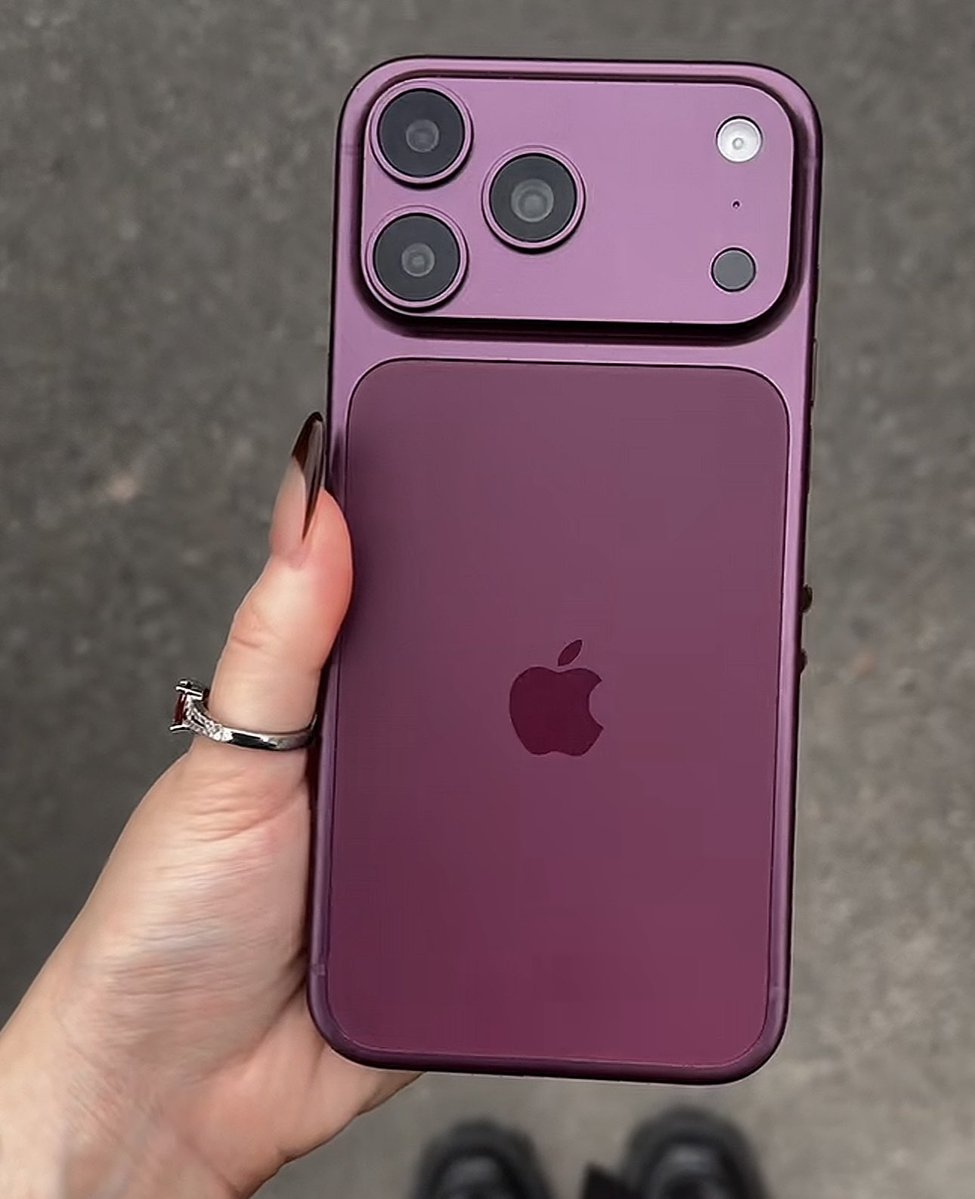 Daisyaurax's tweet photo. new burgundy iphone 18 pro max one of the best colors apple has ever created. https://t.co/DajDO7dZUS
