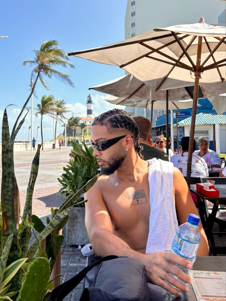 paulomascedo's tweet photo. With braids                   Without braids https://t.co/01dMuQhap7