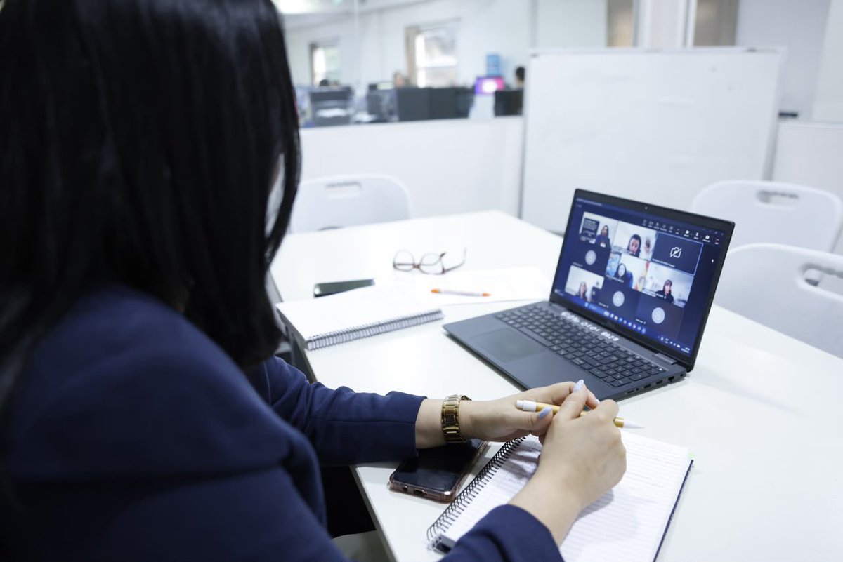 MTESS_PY's tweet photo. #EmpleoCircular | La directora de Empleo, Sara Mareco, mantuvo una reunión virtual con representantes del Gobierno de España 🇪🇸 para coordinar acciones de cara a un segundo proceso de reclutamiento y selección de compatriotas que accederán a oportunidades laborales temporales en territorio español.

Durante el encuentro se trabajó en el fortalecimiento de los mecanismos de preselección, selección, monitoreo y acompañamiento de los trabajadores, con el objetivo de lograr un proceso cada vez más eficiente y ordenado.

La iniciativa se desarrolla en el marco del Memorándum de Entendimiento entre el Reino de España 🇪🇸 y  Paraguay 🇵🇾 y contempla, además de la experiencia laboral, la adquisición de conocimientos vinculados al trabajo de la tierra y a sistemas de cultivo, que posteriormente podrán ser aplicados en sus comunidades de origen.

Desde el #MTESS se impulsa así una modalidad que combina oportunidades de empleo, formación y transferencia de conocimientos, con acompañamiento antes, durante y después de la experiencia laboral en el exterior.