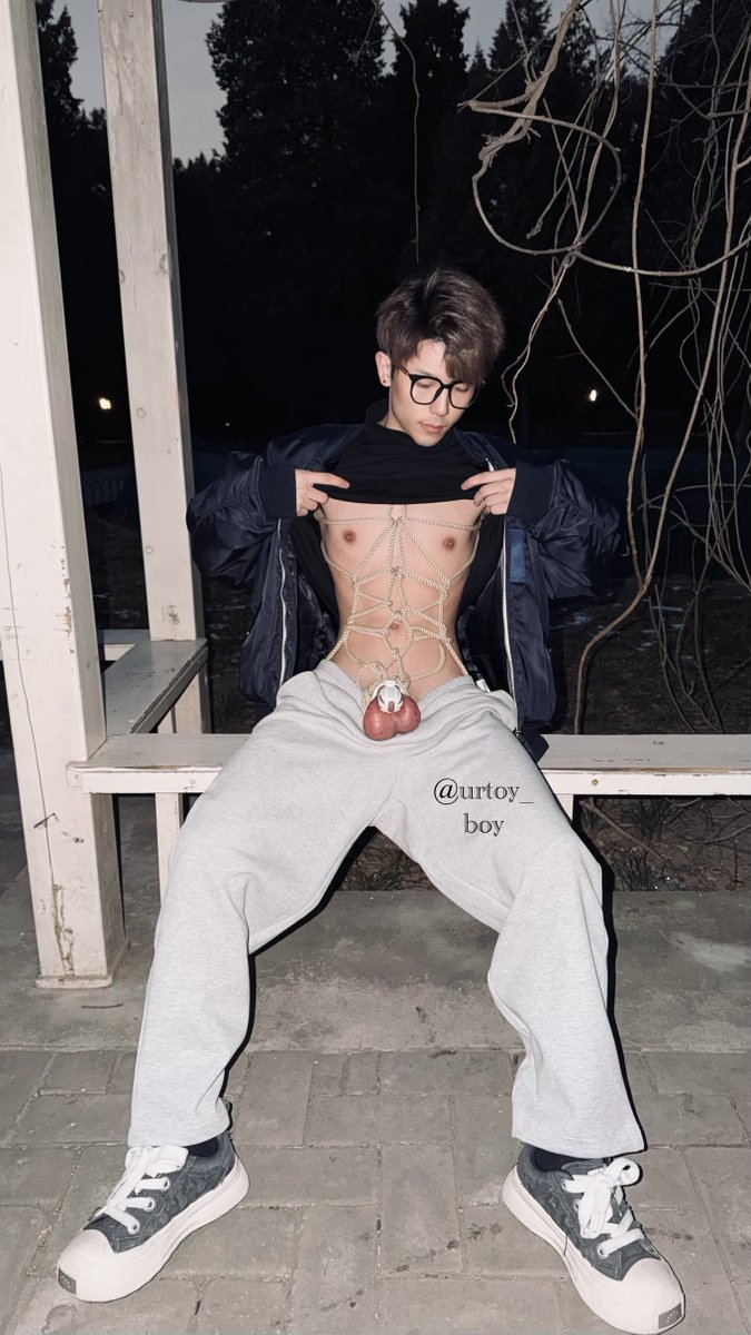 urtoy_boy's tweet photo. 🤓/🥵

#农牛 #野裸 #高潮 #射精 #边缘 #控射 #捆绑 #绳缚 #天体 #暴露 https://t.co/ojBHJkeyp0