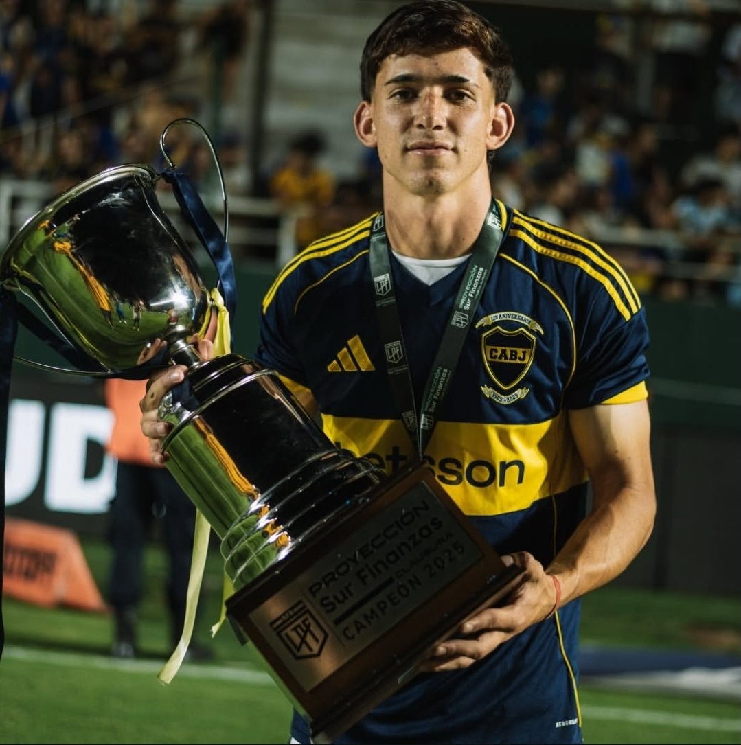 gasgerke's tweet photo. Boca concentra dos jugadores titulares de la reserva. Lautaro Mendieta, volante derecho 20 años categoría 2006 y Rodrigo Bacidalupe, delantero de 19 años categoría 2007.
#Boca #BocaPredio #Reserva #Mendieta #Bacidalupe https://t.co/RUhzrXuNKA