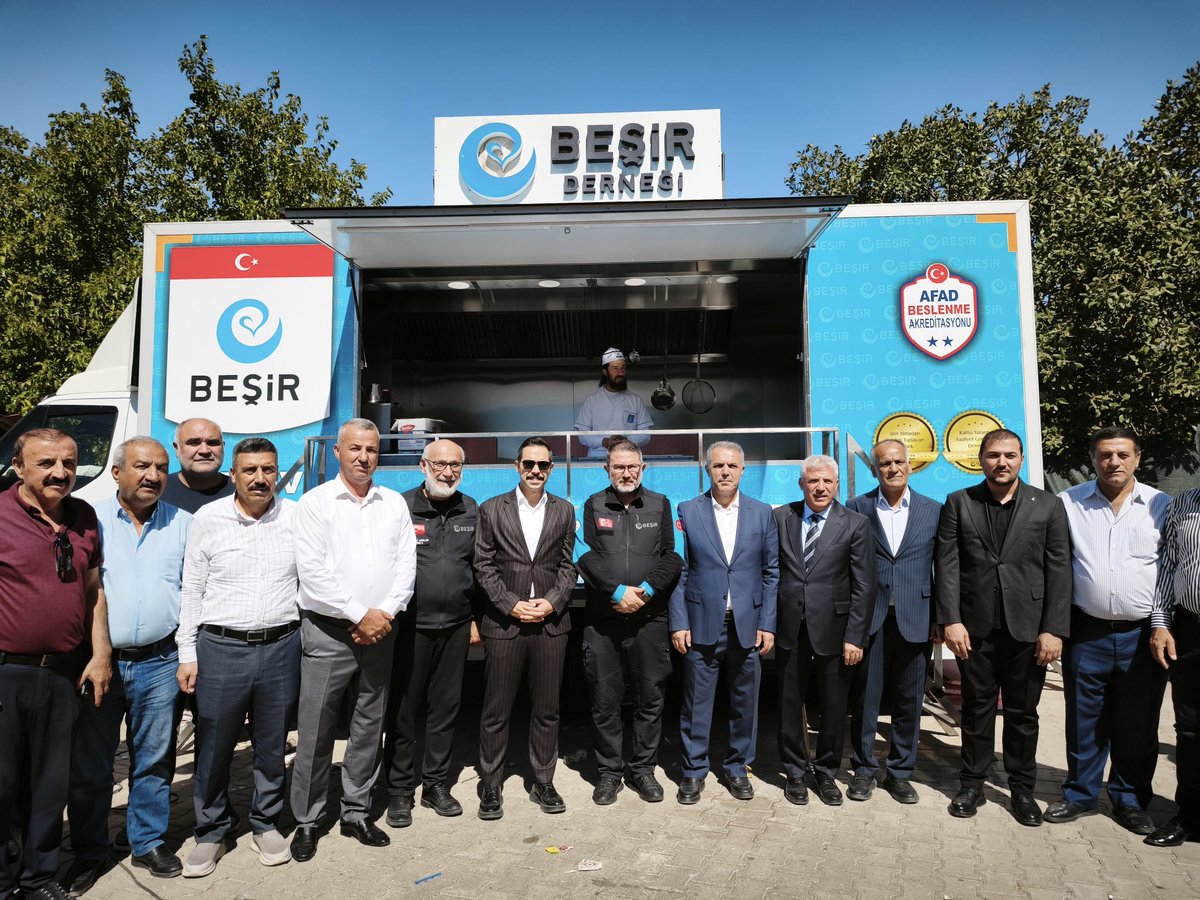 72akpartibatman's tweet photo. 📍 Gercüş | Becirman Köyü

KADİM MİRASIMIZ, GÜÇLÜ KARDEŞLİĞİMİZ

İl Başkanımız Sayın Hüseyin Şansi, teşkilat mensuplarımızla birlikte Gercüş ilçemizin Becirman Köyü’nde düzenlenen Seyyid Bilal’i Anma ve Becirman Zew Etkinliği’ne katıldı.

Seyyid Bilal Hazretleri’nin rahmet ve dualarla yâd edildiği programda hemşehrilerimizle bir araya gelerek bu toprakların köklü manevi mirasını, birlik, beraberlik ve dayanışma ruhunu hep birlikte yaşadık.

Geçmişimizden geleceğimize uzanan kadim değerlerimize sahip çıkmaya, gönül bağlarımızı ve kardeşliğimizi güçlendirmeye devam edeceğiz.

Bu anlamlı buluşmanın düzenlenmesinde emeği geçenlere ve gönül soframızı paylaşan tüm vatandaşlarımıza teşekkür ediyoruz.
@abuyukgumus @SansiHuseyin