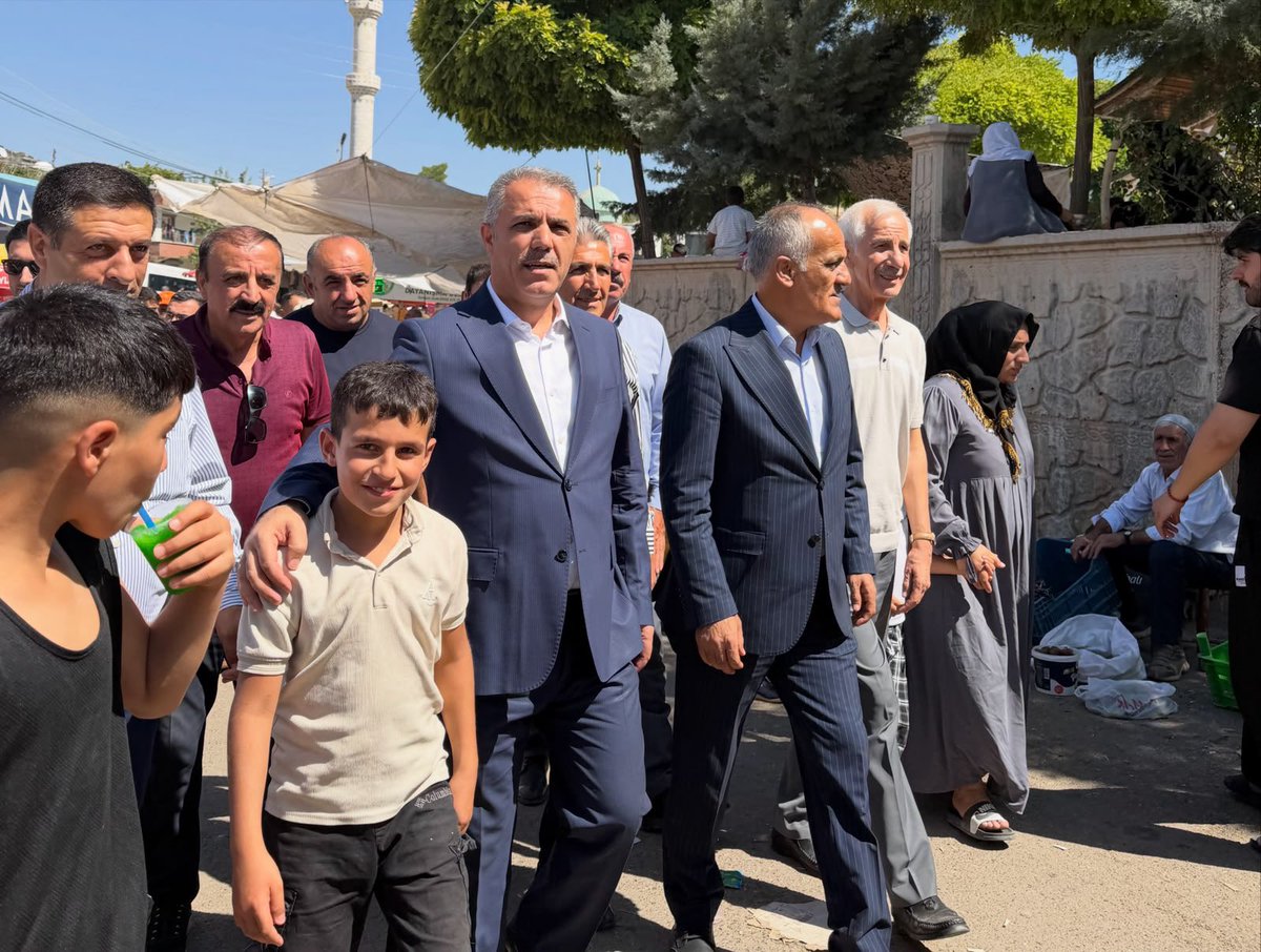 72akpartibatman's tweet photo. 📍 Gercüş | Becirman Köyü

KADİM MİRASIMIZ, GÜÇLÜ KARDEŞLİĞİMİZ

İl Başkanımız Sayın Hüseyin Şansi, teşkilat mensuplarımızla birlikte Gercüş ilçemizin Becirman Köyü’nde düzenlenen Seyyid Bilal’i Anma ve Becirman Zew Etkinliği’ne katıldı.

Seyyid Bilal Hazretleri’nin rahmet ve dualarla yâd edildiği programda hemşehrilerimizle bir araya gelerek bu toprakların köklü manevi mirasını, birlik, beraberlik ve dayanışma ruhunu hep birlikte yaşadık.

Geçmişimizden geleceğimize uzanan kadim değerlerimize sahip çıkmaya, gönül bağlarımızı ve kardeşliğimizi güçlendirmeye devam edeceğiz.

Bu anlamlı buluşmanın düzenlenmesinde emeği geçenlere ve gönül soframızı paylaşan tüm vatandaşlarımıza teşekkür ediyoruz.
@abuyukgumus @SansiHuseyin