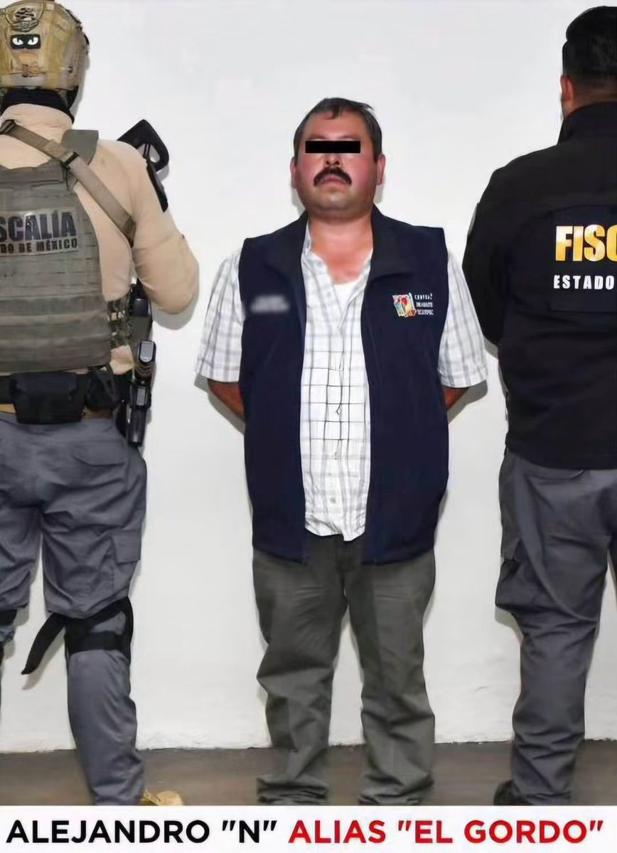 HtTrejo's tweet photo. Otra de fiscales y ladrones. 

<<🔵 ISELA DE LA FISCALÍA EN ECATEPEC 🫵ERA JEFA UNA PELIGROSA BANDA 🤬

💥Isela una agente del Ministerio Público de Ecatepec encabeza una banda de extorsionadores, secuestradores, narcomenudistas, robo con despojo y robo con violencia. La servidora pública habría facilitado información a Jorge Antonio, alias “Coronel”, líder de la USON y a Alejandro, alias “El Gordo, o el marrano”, líder de COTRAMEX.🔫

🩸Las víctimas dicen que “El marrano” se llegó a presentar como fiscal, Ministerio Público, magistrado y hasta como legislador de morena. El infeliz extorsionaba diariamente en la Central de Abasto de Ecatepec a franeleros 20 pesos diarios, comerciantes y bodegueros quienes pagaban 500 pesos todos los días.🚨

💰A esta super banda les aseguraron seis inmuebles, 20 automóviles y hasta 87 borregos, 24 caballos, 15 burros, nueve puercos y dos ponys, estos animales estaban en un rancho propiedad de Jorge Antonio, alias “Coronel”.💸

🚔Además de estos tres cabecillas otros siete malandros muy cercanos a su logística fueron atorados y la fiscalía estatal advirtió que faltan más. Ratificó que Isela fue la puerta de acceso para que esta banda trabajara con toda impunidad.👮👮‍♀️>>

Crédito del texto y foto a su autor. De la red. Facebook.