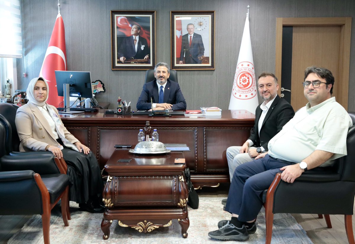 AhmetAYDIN_02's tweet photo. AK Parti Tunceli Kurucu İl Başkanı Veli Suroğlu, AK Parti Adıyaman İl Yönetim Kurulu Üyesi Sabri Aslan, Tohum Yetiştiricileri Alt Birliği Başkanı Miktat Olgun, TOBB Konya KGK Başkanı Meryem Betül Özkardeş, Boğaziçi Üniversitesi Veri Bilimi ve Yapay Zeka Enstitüsü Öğretim Üyesi Dr. Öğr. Üyesi Hüseyin Oktay Altun, Necmettin Erbakan Üniversitesi Teknoloji ve Girişim Direktörü Öğr. Gör. Mehmet Ali Tulukçu ve değerli misafirlerimizi Bakanlığımızda ağırladık.

Çalışma hayatından tarıma, girişimcilikten veri bilimi ve yapay zekâya uzanan farklı alanlarda görüş alışverişinde bulunarak ülkemizin nitelikli insan kaynağı, istihdamı ve geleceğin çalışma hayatı üzerine değerlendirmeler gerçekleştirdik.

Kıymetli misafirlerimize ziyaretleri ve katkıları için teşekkür ediyorum.