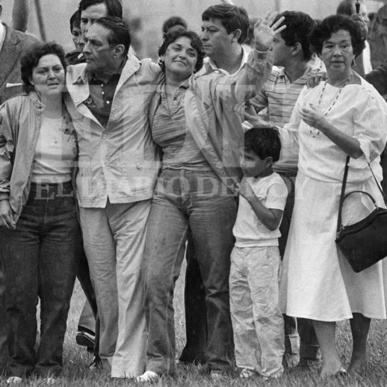 EDHNoticias's tweet photo. #Galería | Inés Guadalupe Duarte, hija del ex presidente salvadoreño Napoleón Duarte, fue secuestrada por la guerrilla del FMLN el 10 de septiembre de 1985.

Mira la galería completa en el enlace 🔗⬇️
https://t.co/tWyiheRvAm https://t.co/f4N5DkuMRa
