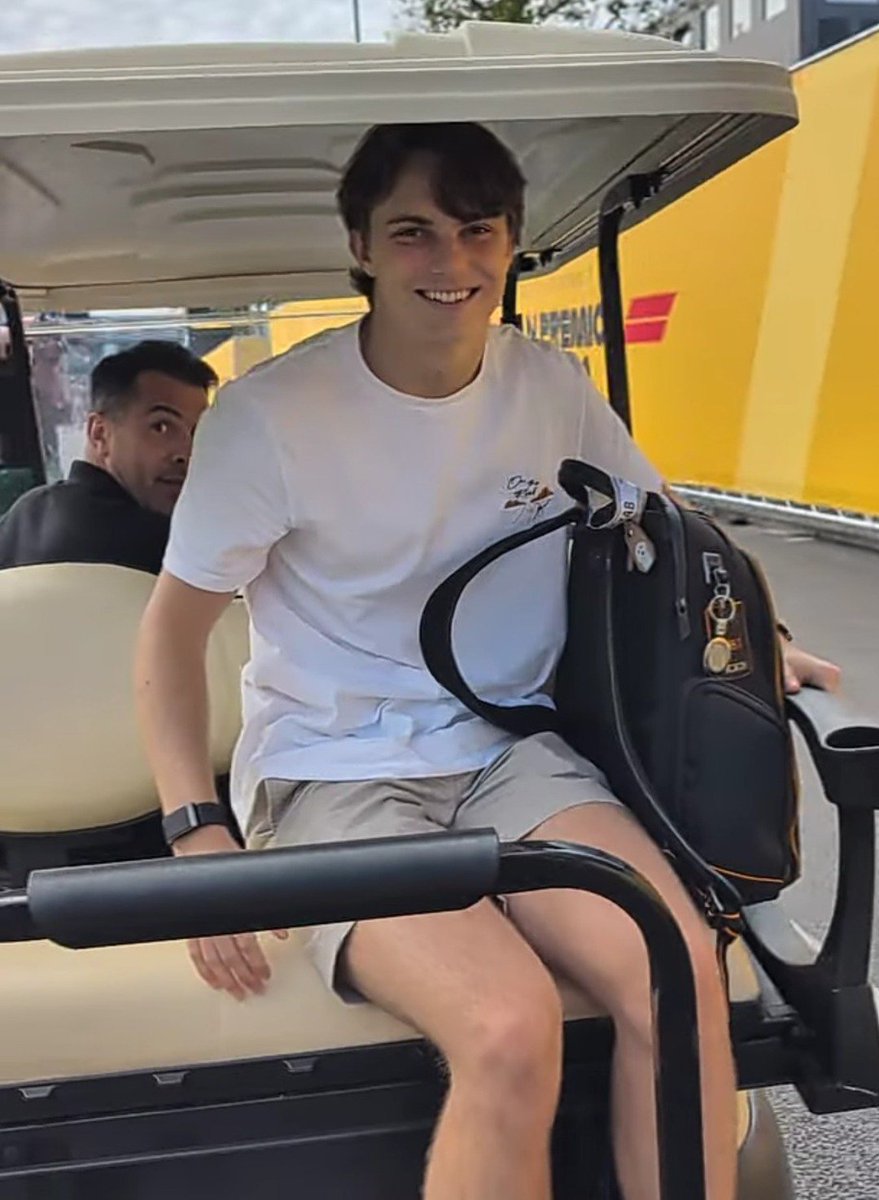 oscpuppy's tweet photo. u get in the bus and the only seat available is besides this pretty girl 
what would u do in this situation? https://t.co/U1v6T53YzJ