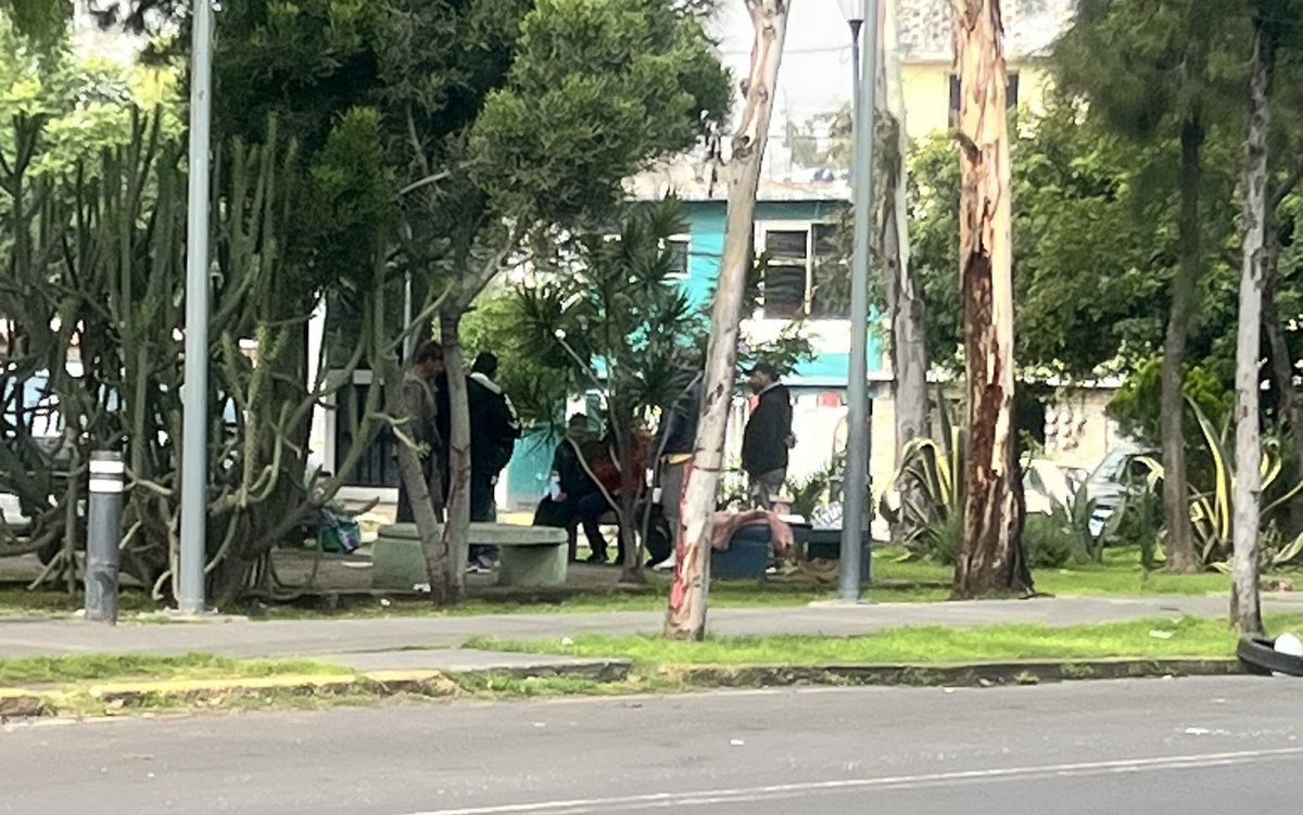 adripetitte's tweet photo. Otra vez ingiriendo bebidas alcoholicas en vía pública, es el paso de escuelas URGE ATENCIÓN @SSC_CDMX @UCS_GCDMX @yancolozano @TuAlcaldiaGAM favor de aplicar LCC-CDMX art 28 fracción V y no solo espantarlos para que se vayan https://t.co/jNoFZg4YYw