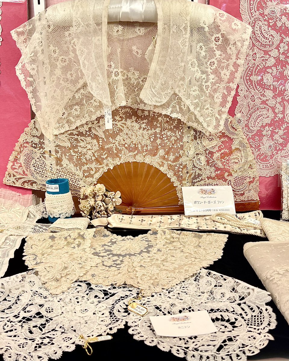 AngelCollection's tweet photo. ★本日からレースフェアが始まりました！★
本日より、銀座のショップで、「レースフェア ～糸の芸術展～ in Ginza」 併催 ゴトウユミコ ドールドレス「Robe Enchantée」展が始まりました！今日は会場の様子を画像でご覧下さい。

いつもは展示していない17世紀、18世紀のレースをこんな風に、ショップいっぱいにディスプレイしています。（普段ディスプレイしているソーイングアイテムは、すべてキャビネットの中に！レース以外のすべての商品をいつも通りご覧いただけます。）

一部のレースはスペシャルプライスで！お安くなっているレースが沢山ありますので、どうぞ店頭でご覧下さい。（名古屋のレースフェアからは、通信販売でもスペシャルプライスで承ります。こちらは会期後は元のお値段に戻ります。）

ゴトウユミコ先生 @brmyumiko の18世紀、19世紀のアランソンレースを使用したドールドレスコレクションも是非！連日のお天気ですが（来週もずっと雨のようですね。）、皆様のお越しをお待ちいたしております。

商品のお問合せは、お電話（tel 03-6228-6230）、ホームページ @AngelCollection の「お問合せはこちら」より、お気軽にお尋ね下さい。

🌟スペシャルサイトはこちら*** https://t.co/goQGxq1A1y

💫レースフェア ～糸の芸術展～ in Ginza
ゴトウユミコ　ドールドレス「Robe Enchantée」展
9月10日(木)～14日(月)
12:00AM～7:00PM
📍エンジェルコレクション
東京都中央区銀座1-9-8奥野ビル208号
tel 03-6228-6230

💫レースフェア ～糸の芸術展～ in Nagoya
atelier Infini くろの教子レース展
9月24日(木)～28日(月)
12:00AM～6:00PM(最終日は午後5時まで)
📍Le Salon des Reves サロン デ レーヴ
@Salon_des_Reves 
名古屋市東区東桜1-10-3則武ビル301号
(フラワーノリタケの3階です。)
(問)エンジェルコレクション
tel 03-6228-6230 もしくは090-1832-7704

＊＊＊＊＊＊＊＊＊＊＊＊＊＊＊

〈9月のショップ営業日〉
6日・7日・10日・11日・12日・13日・14日・17日・18日・19日

〈9月のアポイントメント日〉
8日・15日
※アポイントメントオンリーの日です。お電話（tel 03-6228-6230）、HPの「お問合せフォーム」よりご予約下さい。

＊＊＊＊＊＊＊＊＊＊＊＊＊＊＊

#レースフェア
#エンジェルコレクションのアンティークレース
#アンティークセミナー
#レースセミナー
#アンティークレース