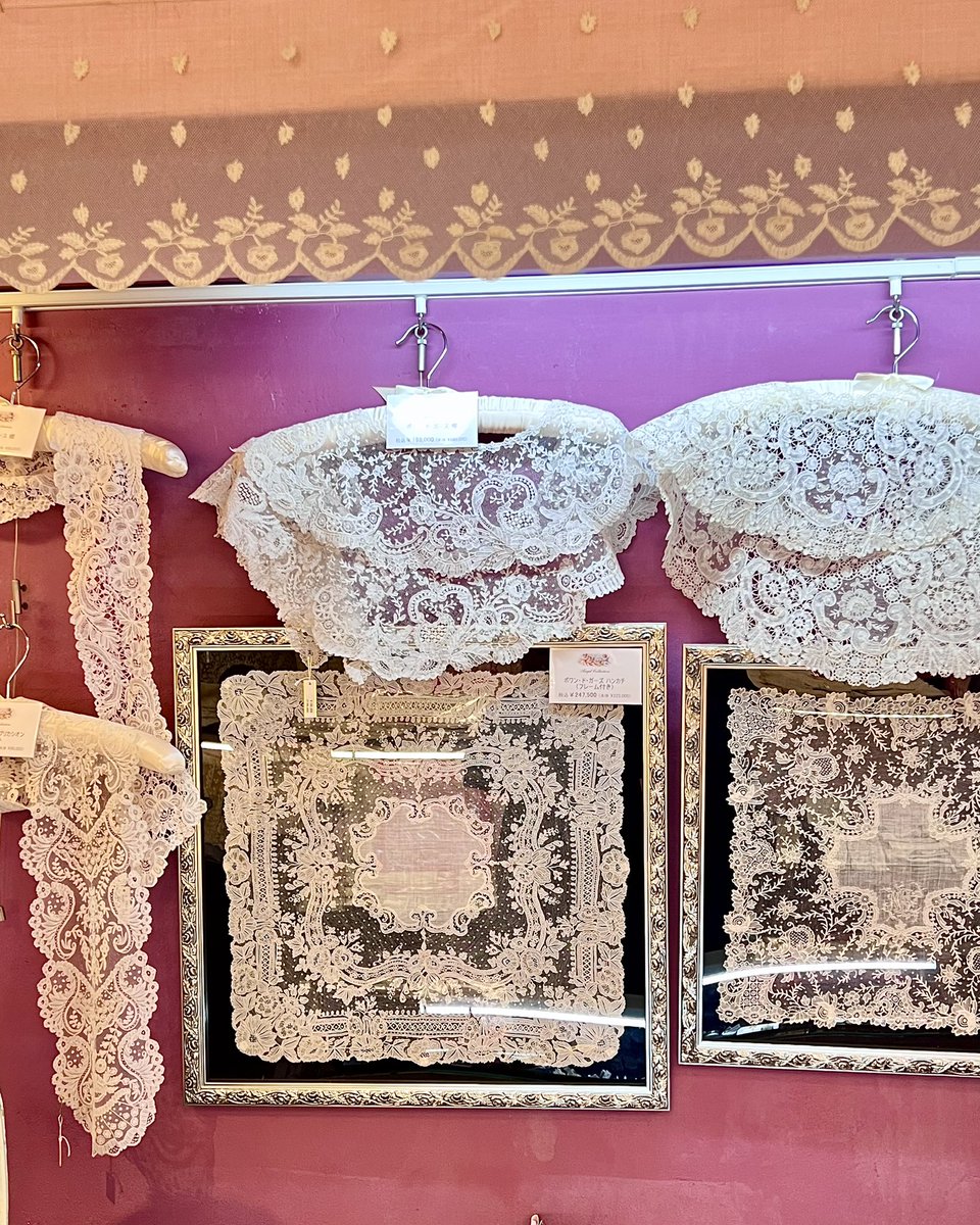 AngelCollection's tweet photo. ★本日からレースフェアが始まりました！★
本日より、銀座のショップで、「レースフェア ～糸の芸術展～ in Ginza」 併催 ゴトウユミコ ドールドレス「Robe Enchantée」展が始まりました！今日は会場の様子を画像でご覧下さい。

いつもは展示していない17世紀、18世紀のレースをこんな風に、ショップいっぱいにディスプレイしています。（普段ディスプレイしているソーイングアイテムは、すべてキャビネットの中に！レース以外のすべての商品をいつも通りご覧いただけます。）

一部のレースはスペシャルプライスで！お安くなっているレースが沢山ありますので、どうぞ店頭でご覧下さい。（名古屋のレースフェアからは、通信販売でもスペシャルプライスで承ります。こちらは会期後は元のお値段に戻ります。）

ゴトウユミコ先生 @brmyumiko の18世紀、19世紀のアランソンレースを使用したドールドレスコレクションも是非！連日のお天気ですが（来週もずっと雨のようですね。）、皆様のお越しをお待ちいたしております。

商品のお問合せは、お電話（tel 03-6228-6230）、ホームページ @AngelCollection の「お問合せはこちら」より、お気軽にお尋ね下さい。

🌟スペシャルサイトはこちら*** https://t.co/goQGxq1A1y

💫レースフェア ～糸の芸術展～ in Ginza
ゴトウユミコ　ドールドレス「Robe Enchantée」展
9月10日(木)～14日(月)
12:00AM～7:00PM
📍エンジェルコレクション
東京都中央区銀座1-9-8奥野ビル208号
tel 03-6228-6230

💫レースフェア ～糸の芸術展～ in Nagoya
atelier Infini くろの教子レース展
9月24日(木)～28日(月)
12:00AM～6:00PM(最終日は午後5時まで)
📍Le Salon des Reves サロン デ レーヴ
@Salon_des_Reves 
名古屋市東区東桜1-10-3則武ビル301号
(フラワーノリタケの3階です。)
(問)エンジェルコレクション
tel 03-6228-6230 もしくは090-1832-7704

＊＊＊＊＊＊＊＊＊＊＊＊＊＊＊

〈9月のショップ営業日〉
6日・7日・10日・11日・12日・13日・14日・17日・18日・19日

〈9月のアポイントメント日〉
8日・15日
※アポイントメントオンリーの日です。お電話（tel 03-6228-6230）、HPの「お問合せフォーム」よりご予約下さい。

＊＊＊＊＊＊＊＊＊＊＊＊＊＊＊

#レースフェア
#エンジェルコレクションのアンティークレース
#アンティークセミナー
#レースセミナー
#アンティークレース
