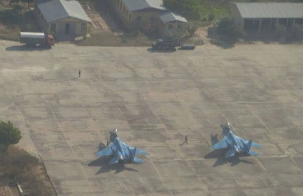 JeanMartin75000's tweet photo. #Birmanie🇲🇲 Attaque de drones contre la base aérienne de la junte à #Tada-U (Mandalay).
➡️ 4 avions auraient été touchés, dont 2 rendus inutilisables.
Cette base est utilisée pour mener des frappes aériennes contre les populations civiles dans les États #Kachin, #Chin et #Rakhine https://t.co/4CuN0YijeQ