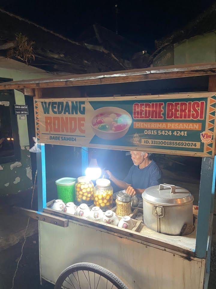 LiaAfri03881071's tweet photo. warga boyolali tolong dong ramein jualan bapaknya, sepi banget 😭
bapaknya udah sepuh, tangannya sampe gemeteran sedih bgt ga tega 😭 https://t.co/SyBoXhRvSp