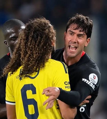 SaracogluSports's tweet photo. Normal bir ligde ikisinin de en az 5 maç ceza alması gerekiyorken Türkiye'de 1 maç ceza verdiler yazıklar olsun alın size yapı. https://t.co/wbHTb2Njau
