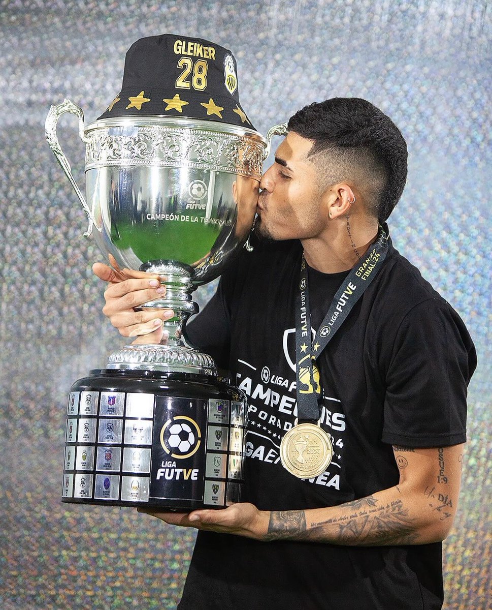 elmundounbalon's tweet photo. Gleiker Mendoza debuto profesionalmente en 2021 y desde entonces : 

2022: Campeón de FUTVE 2 (Angostura) 🏆🇻🇪
2024: Campeón absoluto de la Liga FUTVE (Deportivo Táchira) 🏆🇻🇪
2025: Mejor jugador de la Liga de Ucrania (FC Kryvbas) 🏅🇺🇦
2026: Debut en Champions (Shakhtar) 🥹🇪🇺 https://t.co/FBBMVUL0uJ