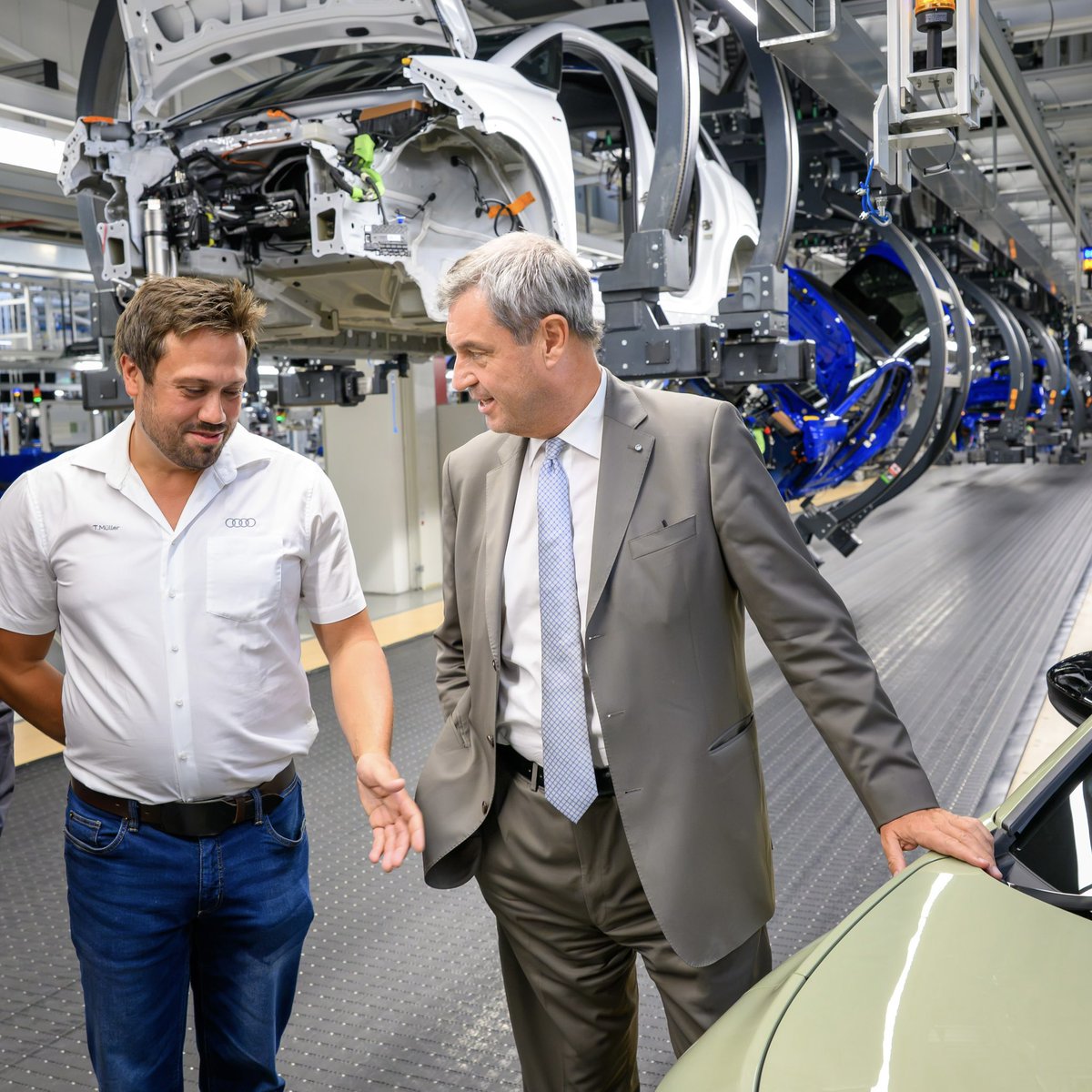 Markus_Soeder's tweet photo. Bayern kann Auto: Die Produktion des neuen A2 e-tron von #Audi wurde in der Audi-Herzkammer in #Ingolstadt gestartet. Mit dem effizientesten Audi aller Zeiten gilt einmal mehr: „Vorsprung durch Technik“! Das ist ein starkes Signal für den Standort Ingolstadt und die Arbeitsplätze. Bayern ist Autoland. Wir stehen zum #Auto! Als Haupt-Wirtschaftsbranche muss das Auto bei uns weiterhin eine Zukunft haben – durch Innovation, Hightech und deutsche Ingenieurskunst. Dazu braucht es aber Wettbewerbsfähigkeit im internationalen Wettbewerb und weniger Regulierung. Nicht die Bürokratie sollte über die Technik in Autos entscheiden, sondern der Markt. Es braucht ein echtes Aus vom Verbrenner-Aus auf EU-Ebene, keine zusätzlichen Regulierungen der Unternehmensflotten sowie wettbewerbsfähige Ladestrompreise. Außerdem setzen wir uns als Freistaat für eine Öffnung der E-Auto-Prämie ein: Die Hinzunahme auch von Gebrauchtwagen und Plug-in-Hybride würde insbesondere die heimischen Unternehmen stärken. Als Freistaat unterstützten wir die Automobilindustrie bei der Transformation mit über 200 Mio. Euro aus dem Transformationsfonds. Zudem setzen wir auf Forschung und Entwicklung und bauen die TH Ingolstadt zu einer „Mobilitäts-Uni“ aus. So behält die Mobilität der Zukunft in Bayern ein Zuhause. Herzlichen Dank allen Mitarbeiterinnen und Mitarbeitern sowie dem Betriebsrat für das Engagement und alles Gute für die Zukunft! Mit dabei heute Ingolstadts OB Dr. Michael Kern.