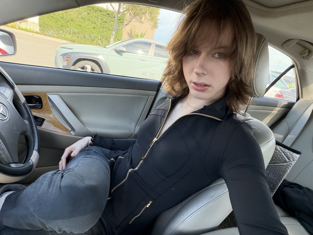 weirdrandomguy5's tweet photo. about to go to work :3 #femboy #crossdresser https://t.co/JWO4s8X1EX