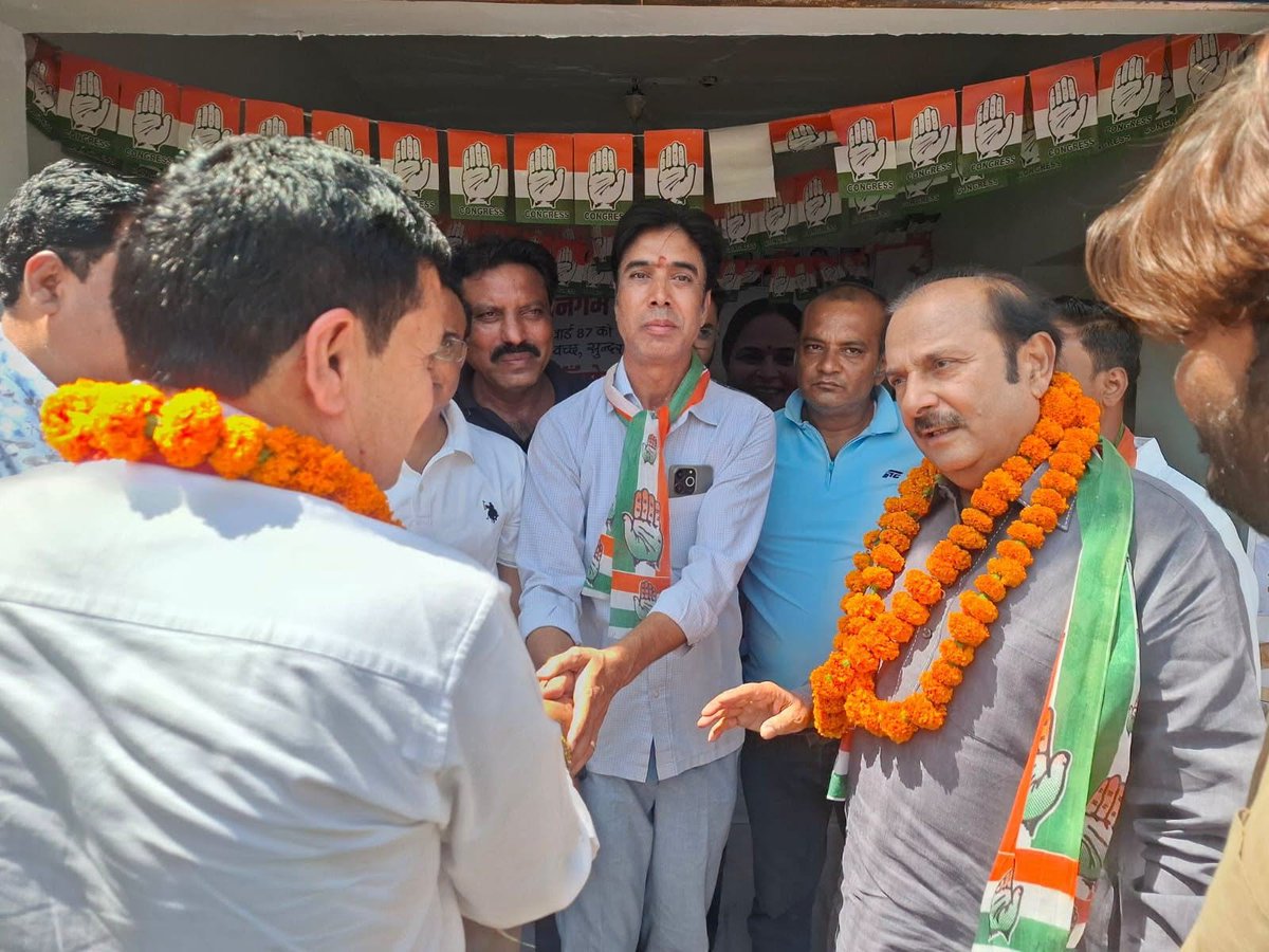 rajivarorajpr's tweet photo. Jaipur Nagar Nigam के वार्ड नंबर 87 की हमारी सशक्त उम्मीदवार अर्चना शर्मा जी के Election Office पहुँचकर कल Voting Day की रणनीतियों को फाइनल टच दिया।
कार्यकर्ताओं के साथ मीटिंग करते हुए मैंने इस बात पर जोर दिया कि कल हमारी Priority हर घर से वोटर्स को Respectfully बूथ तक लाना और Maximum Voter Turnout सु��िश्चित करना होना चाहिए।
अर्चना जी ने हमेशा Women Empowerment और सामुदायिक विकास के लिए काम किए हैं। मेरा मानना है कि जयपुर को एक Modern, Systematic और Safe City बनाने के लिए सही नेतृत्व का चुनाव बहुत आवश्यक है। वार्ड की जनता का जोश साफ दर्शा रहा है कि यहाँ कांग्रेस की जीत निश्चित है।

मैं वार्ड नंबर 87 की मातृशक्ति, माताओं-बहनों और सभी निवासियों से अपील करता हूँ कि कल अधिक से अधिक संख्या में वोट देकर कांग्रेस प्रत्याशी श��रीमती अर्चना शर्मा जी को ऐतिहासिक मतों से विजयी बनाएँ।

#jaipur #Congress @INCIndia