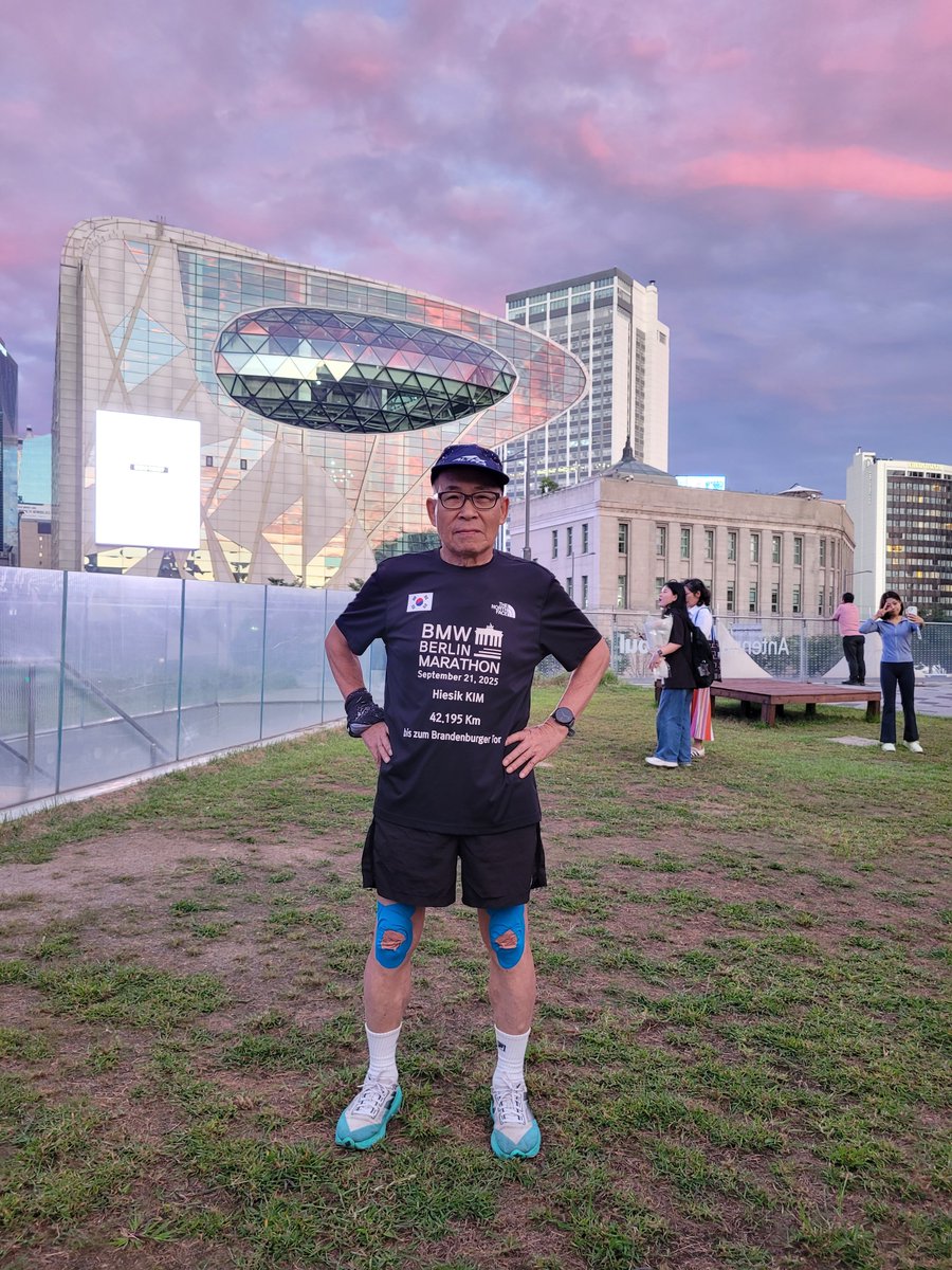 HiesikKim's tweet photo. "7979 SRC " evening running 총7km course. 指導 coach: 姜, staff : pacer 略10名, 參加 runners 略40 餘名. 2026.9.10(木曜) we run on every Thursday evening at 7:00pm. 
course start point: 서울建築技術展示館 -> 光化門 gate -> 景福宮-> 靑瓦臺-> 獨立門 -> 李舜臣 ->Seoul cityhall ->to https://t.co/8hxiRo1bVj