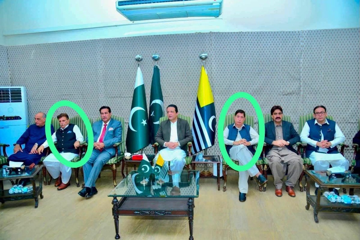IsrarMaqbool4's tweet photo. جب سارے دوست ایک دوسرے کے سامنے کانے ہوں ووٹ کو عزت دلواتے دلواتے اپنی بھی جائے لے فیر 😁 https://t.co/qDBL10MoSs