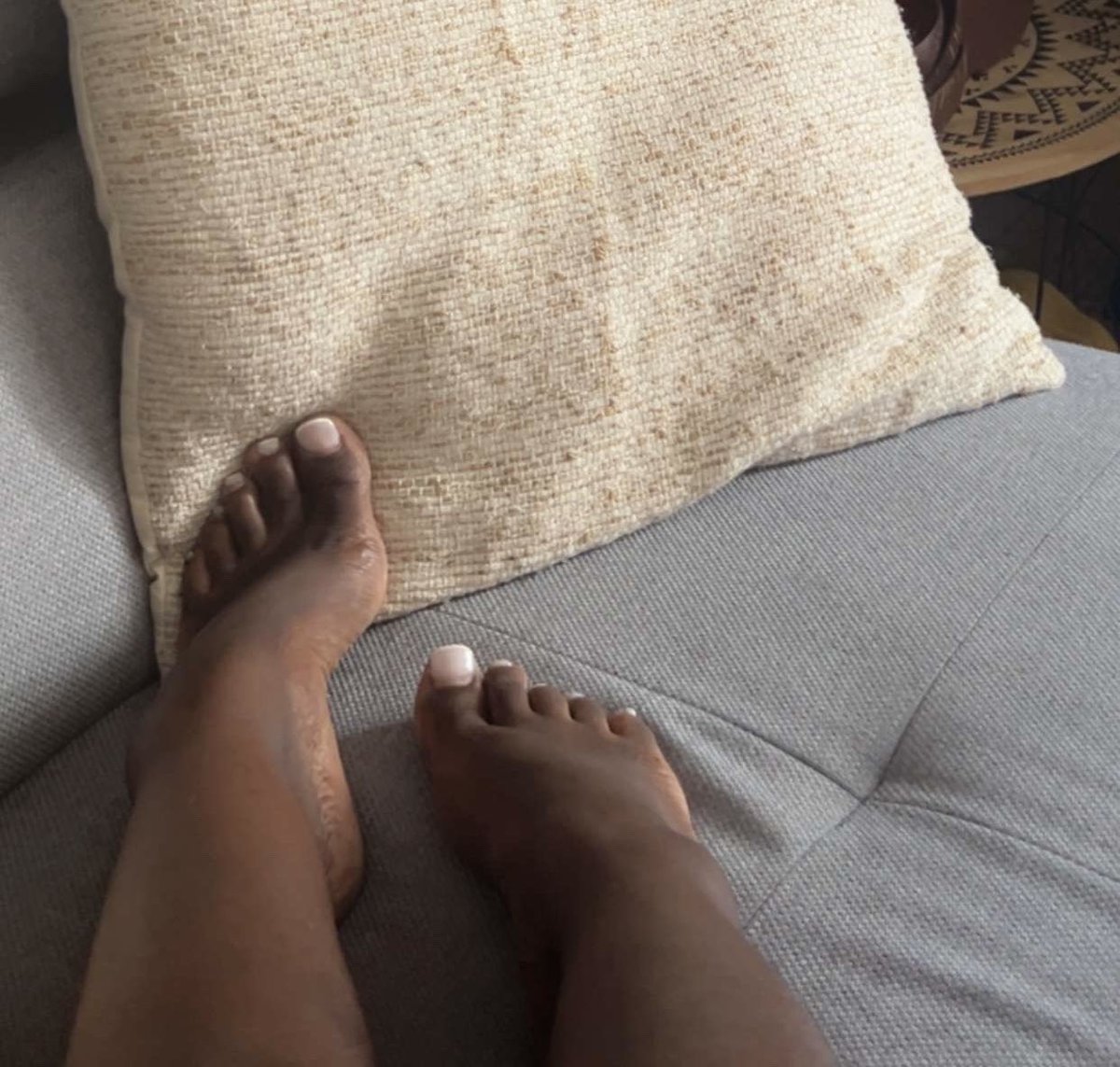 ReineeNala's tweet photo. Quelle couleur la prochaine pédicure ? Pour faire plaisir aux petits soumis à sa maman 🤭
#blackmail #feet #blackQueen #soumis https://t.co/ZK2lp0uXWZ