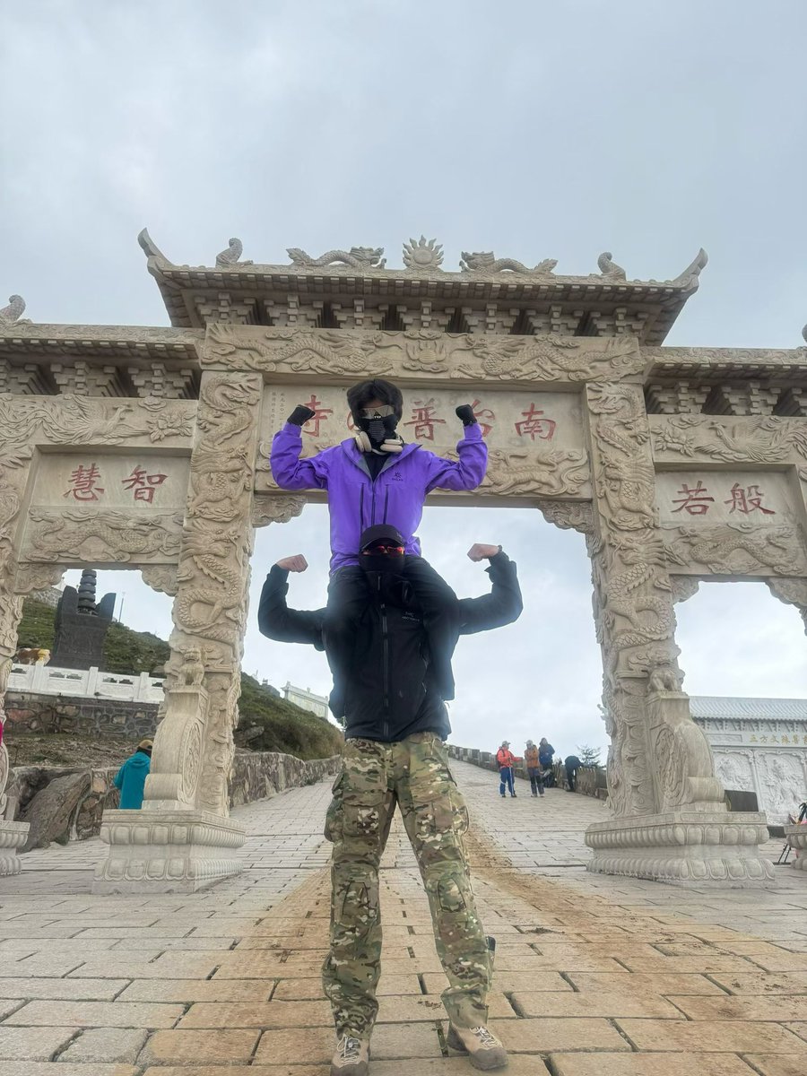 cbzjry748's tweet photo. 捞那么多钱还只用豆包换头p照片，也不肯为了兄弟们躺一下冰冷的手术台！还背着兄弟们被肌肉男凿了！薯饼老师你对得起谁！😭😭😭 https://t.co/njht1TjYf6