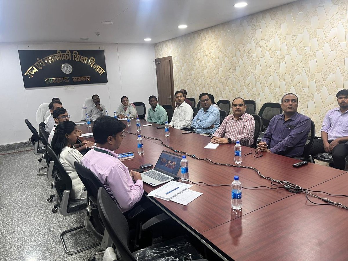 jsfda2025's tweet photo. Interactive Session on “Stress Management &amp; Holistic Well-Being” with Gurudev Sri Sri Ravi Shankar Ji, bringing together Hon’ble VCs, Registrars, faculty &amp; non-teaching staff from State universities and colleges across Jharkhand. 

#JSFDA #ArtOfLiving #WellBeing https://t.co/Q0Yxzhg8qL
