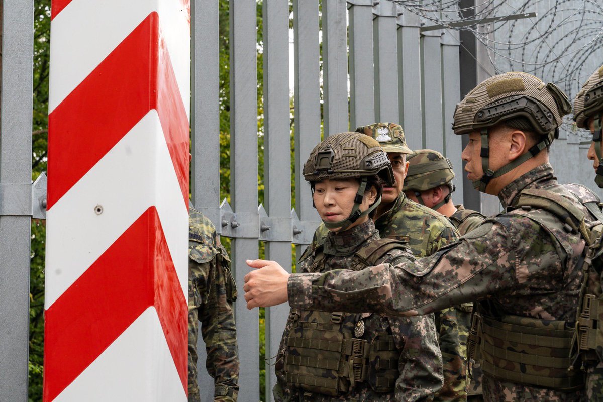 12Dywizja's tweet photo. Zgrupowanie Zadaniowe Podlasie odwiedziła delegacja Sił Zbrojnych Korei Południowej. 
Azjatyccy goście, na czele z generał major Youngmi Kang, zapoznali się z infrastrukturą ochronną na granicy polsko-białoruskiej i sposobami zapobiegania nielegalnej migracji. @DowOperSZ https://t.co/N9ugIOYD7l