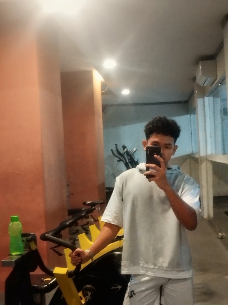 AyoYapping's tweet photo. Hot shower after gym, kenikmatan malam Jum'at 🤤 https://t.co/bM0hPaKVqf