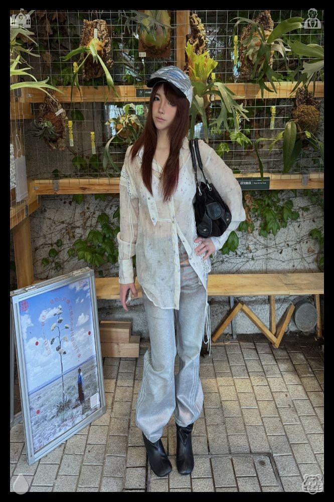 teru_1211's tweet photo. 📕Camping with friends by the river, full of adventures. I pick up my bag and keys, then walk toward the entrance. Just before stepping out, I pause at the hallway mirror, snap a quick selfie, and continue on my way. The night breeze is chilly, and I feel delighted, eager to han https://t.co/zqZtK4AkhW