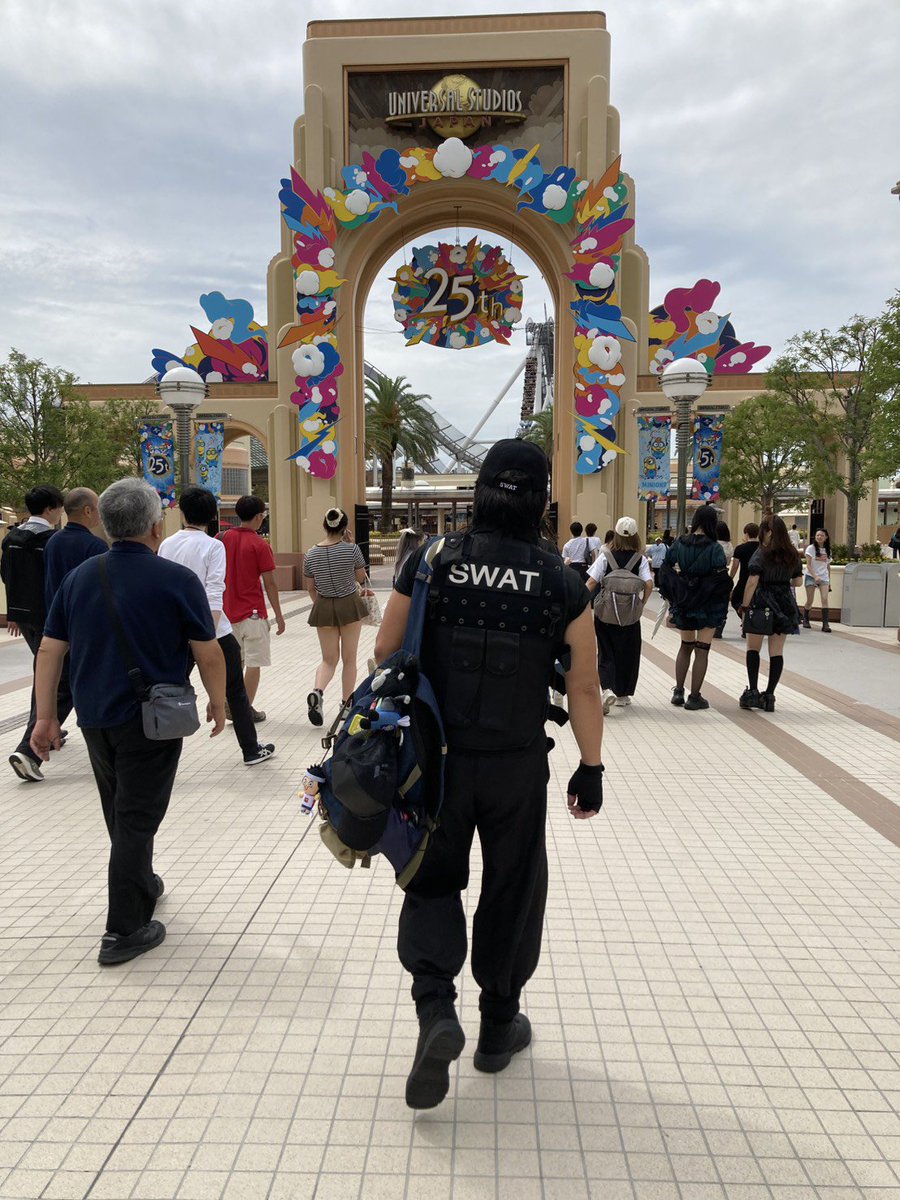 MimuraYosh95839's tweet photo. ユニバに出動‼️

後ろ姿は
頼もしくて強そうなんだけど
ゾンビ🧟‍♀️に遭遇したら
真っ先に逃げます💨(ゴメン🙇‍♂️)

 #USJファン
 #SWATみむりん https://t.co/uOxwRKehl4