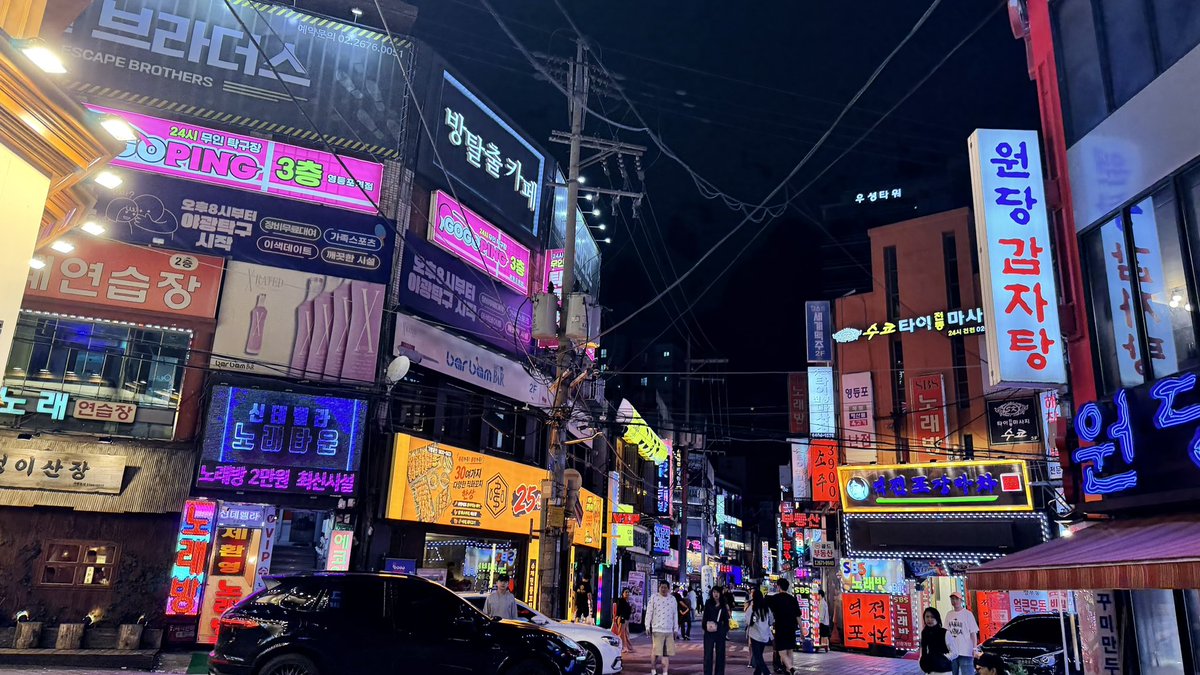 hikalulin's tweet photo. 今年は母の病気で台湾日本の往復のみだったが、ようやく海外旅行の余裕ができて、日本から出張の元上司と韓国同僚と食事するためにソウルへ来ている！
初めて韓国へJAL便を乗ったけど、紙の容器になってちょっとびっくりした。
超高速でホテルに着いたらコインカラオケへ行って、そろそろ寝る。 https://t.co/VQer2HSGri